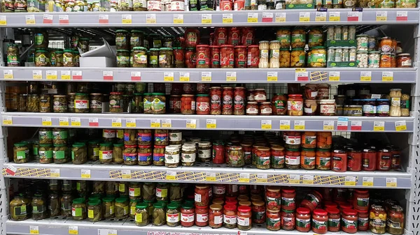 Rusia San Petersburgo 2020 Estantes Con Enlatados Supermercado Durante Epidemia — Foto de Stock