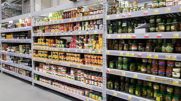 Rosja Sankt Petersburg 2020 Półki Puszkami Supermarkecie Podczas Epidemii Koronawirusa — Zdjęcie stockowe
