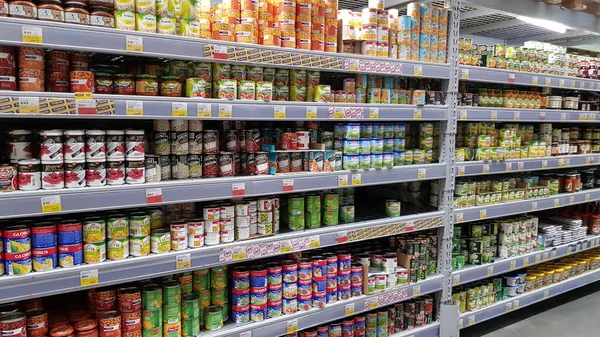 Rússia São Petersburgo 2020 Prateleiras Com Produtos Enlatados Supermercado Durante — Fotografia de Stock