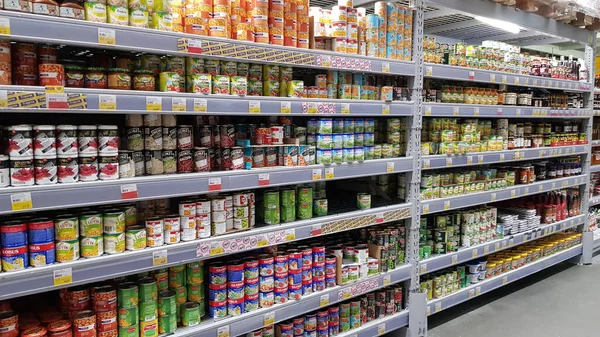 Russie Saint Pétersbourg 2020 Étagères Avec Conserves Dans Supermarché Pendant — Photo