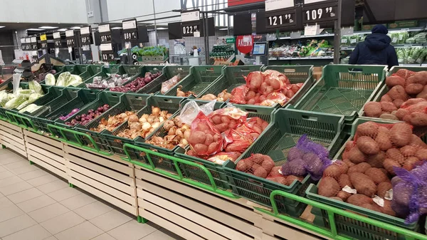 俄罗斯 圣彼得堡 2020年4月23日蔬菜部门在超级市场的大肠病毒大流行期间 — 图库照片
