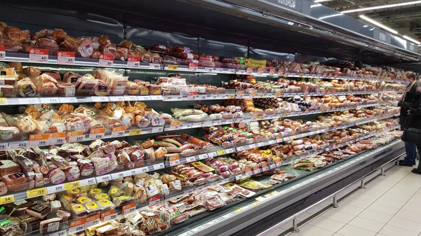 Rusia San Petersburgo 2020 Estantes Con Salchichas Supermercado Durante Epidemia —  Fotos de Stock