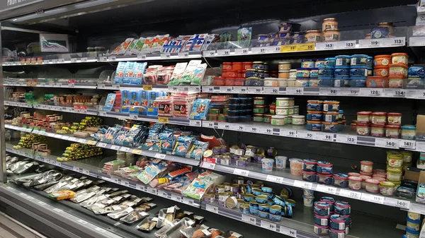 Rusia San Petersburgo 2020 Estantes Con Productos Enlatados Supermercado —  Fotos de Stock