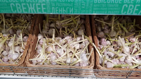 俄罗斯圣彼得堡2020年3月29日日冕病毒大流行期间超市里的大蒜 — 图库照片