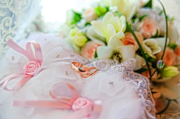 Кольца Свадебной Подушке Букет Орхидей — стоковое фото