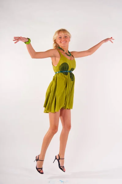 Счастливая Блондинка Зеленом Платье Прыгает Студии Белом Фоне — стоковое фото