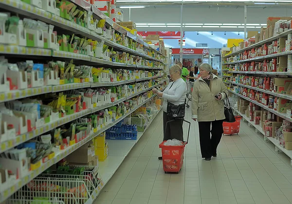 ロシア サンクトペテルブルク28 2018スーパーマーケットの棚での季節 — ストック写真