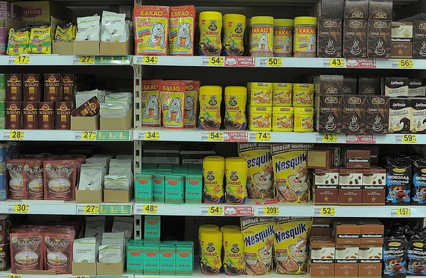2018年7月28日俄罗斯圣彼得堡一家超级市场货架上的咖啡饮料和辣椒酱 — 图库照片