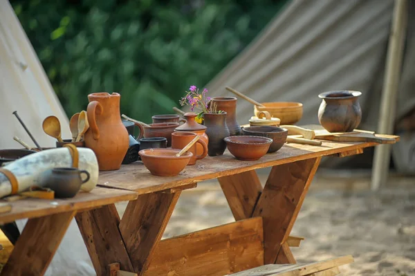 Τραπέζι Κεραμική Κατά Διάρκεια Ενός Γεύματος Μεσαιωνικό Στυλ — Φωτογραφία Αρχείου