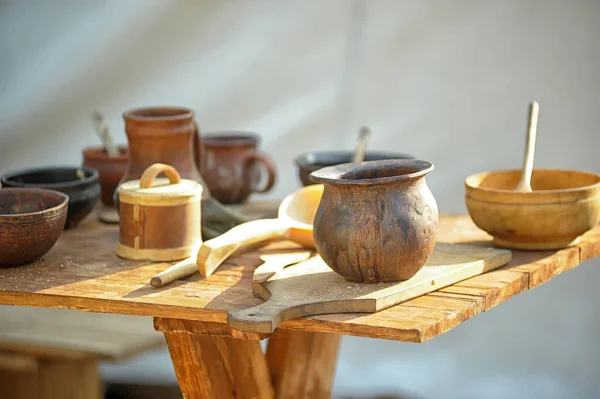 Mesa Com Cerâmica Durante Uma Refeição Estilo Medieval — Fotografia de Stock