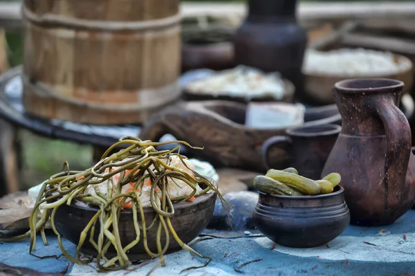 Stół Ceramiką Podczas Posiłku Stylu Średniowiecznym — Zdjęcie stockowe
