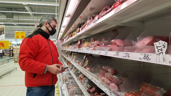 Rusia San Petersburgo 2020 Comprador Enmascarado Supermercado Durante Epidemia Coronavirus — Foto de Stock
