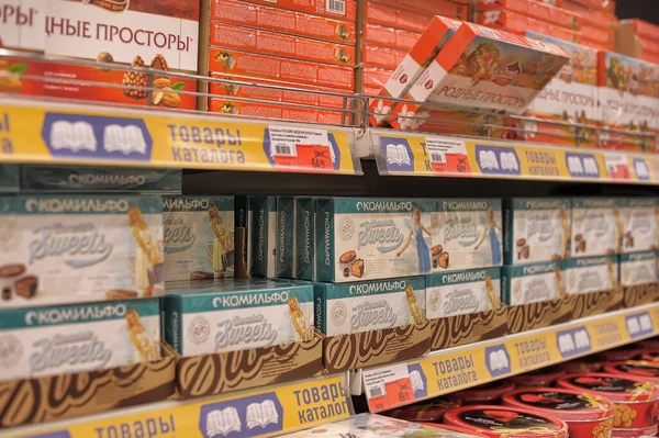 俄罗斯圣彼得堡2020年4月29日在超级市场的架子上放有糖果的盒子 — 图库照片