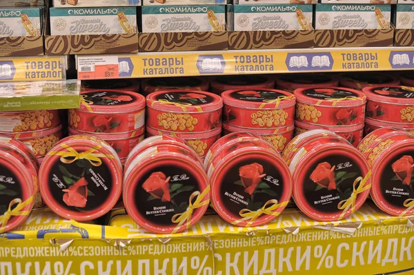 Russia San Pietroburgo 2020 Scatole Con Dolci Uno Scaffale Supermercato — Foto Stock