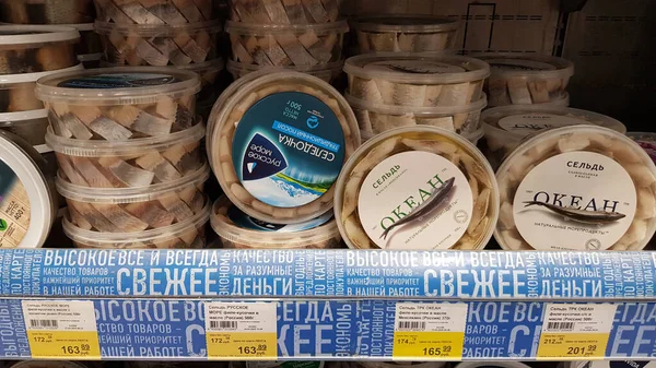 Rusya Petersburg 2020 Paketleri Bir Süpermarkette Rafta Ringa Asılı — Stok fotoğraf