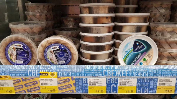 俄罗斯圣彼得堡2020年5月4日在超级市场的货架上摆放着鲱鱼的包装 — 图库照片