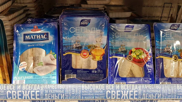 俄罗斯圣彼得堡2020年5月4日在超级市场的货架上摆放着鲱鱼的包装 — 图库照片
