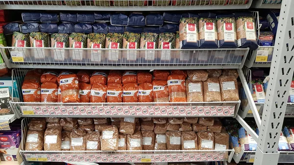 Russia San Pietroburgo 2020 Confezioni Con Cereali Uno Scaffale Supermercato — Foto Stock