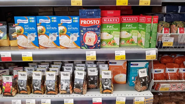 Rusia San Petersburgo 2020 Paquetes Con Cereales Estante Supermercado — Foto de Stock