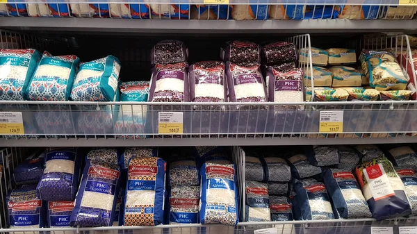 Rusia San Petersburgo 2020 Paquetes Con Cereales Estante Supermercado — Foto de Stock
