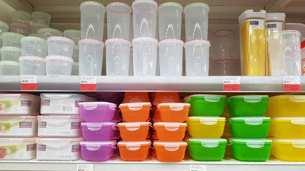 Rusland Petersburg 2020 Plastic Voedselcontainers Een Plank Een Supermarkt — Stockfoto