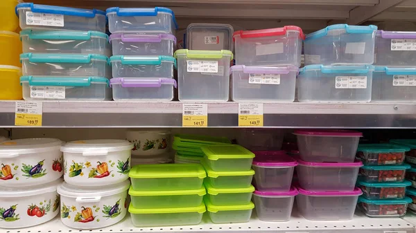 Rusya Petersburg 2020 Süpermarkette Rafta Duran Plastik Gıda Konteynerleri — Stok fotoğraf