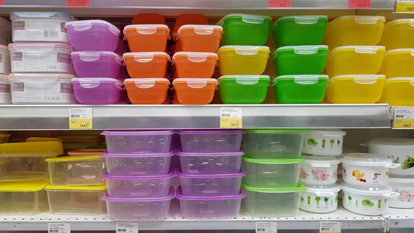 Rusland Petersburg 2020 Plastic Voedselcontainers Een Plank Een Supermarkt — Stockfoto