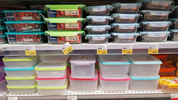 Rusya Petersburg 2020 Süpermarkette Rafta Duran Plastik Gıda Konteynerleri — Stok fotoğraf