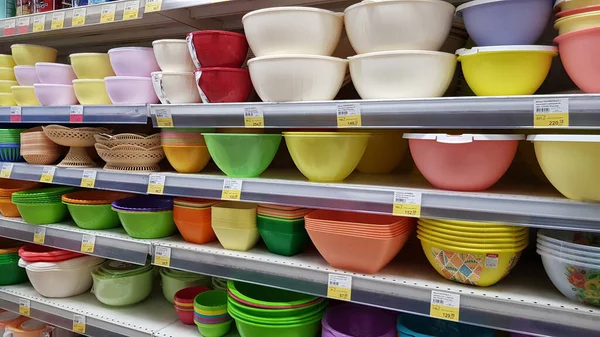 Rosja Sankt Petersburg 2020 Plastikowe Pojemniki Żywność Półce Supermarkecie — Zdjęcie stockowe