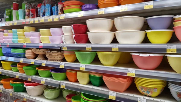 Russland Petersburg 2020 Lebensmittelbehälter Aus Kunststoff Regal Eines Supermarktes — Stockfoto