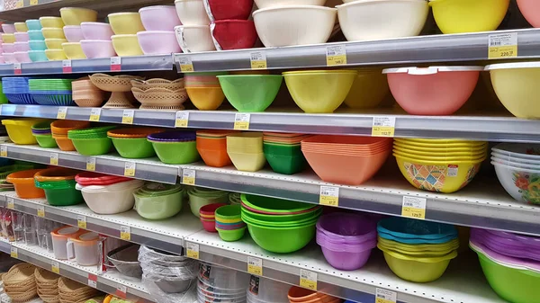 Rosja Sankt Petersburg 2020 Plastikowe Pojemniki Żywność Półce Supermarkecie — Zdjęcie stockowe