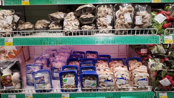 Rusia San Petersburgo 2020 Paquetes Con Champiñones Frescos Venta Supermercado —  Fotos de Stock