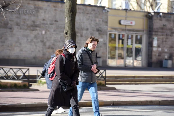 Ryssland Viborg 2020 Människor Medicinska Masker Stadsgata Epidemin Coronavirus — Stockfoto