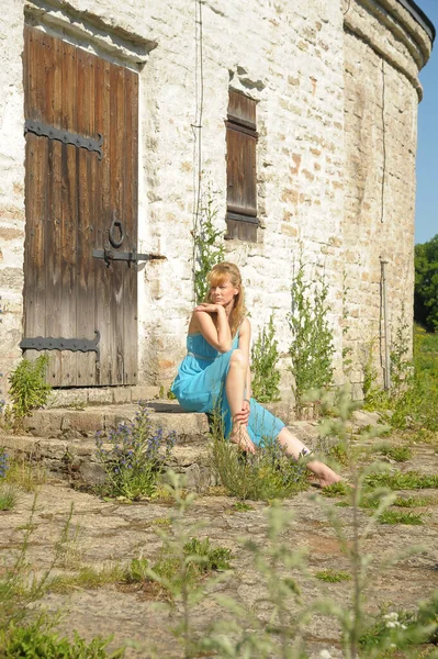 Τουρίστας Καλοκαίρι Ένα Μπλε Sundress Φόντο Μια Ξύλινη Πόρτα Ενός — Φωτογραφία Αρχείου