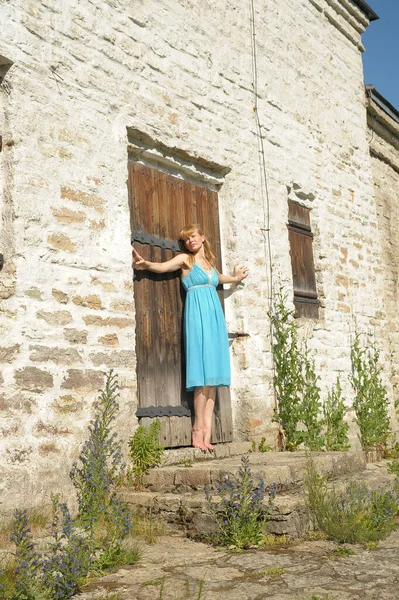 Turysta Latem Niebieskiej Sukience Tle Drewnianych Drzwi Średniowiecznego Budynku — Zdjęcie stockowe