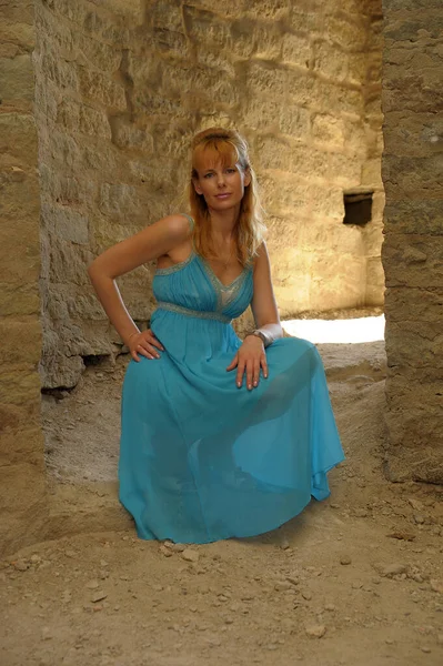 中世の要塞を背景に青いサンドレスを着た夏の観光客は — ストック写真