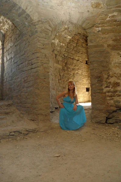 Τουρίστας Καλοκαίρι Ένα Μπλε Sundress Στο Φόντο Ενός Μεσαιωνικού Φρουρίου — Φωτογραφία Αρχείου