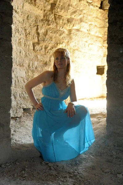 Ortaçağ Kalesinin Arka Planında Mavi Bir Elbiseyle Turist — Stok fotoğraf
