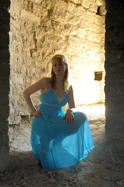 Turista Verano Vestido Azul Fondo Una Fortaleza Medieval —  Fotos de Stock