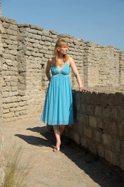 Turista Verano Vestido Azul Fondo Una Fortaleza Medieval — Foto de Stock