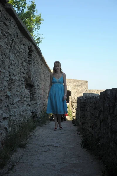 夏天穿着蓝色太阳衣的游客在中世纪城堡的背景下 — 图库照片