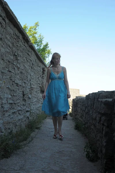 Turista Verano Vestido Azul Fondo Una Fortaleza Medieval — Foto de Stock