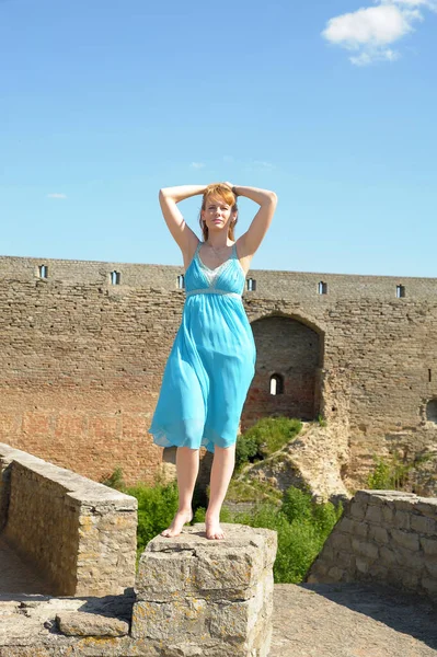 Turista Verão Sundress Azul Fundo Uma Fortaleza Medieval — Fotografia de Stock