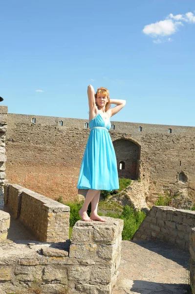 中世の要塞を背景に青いサンドレスを着た夏の観光客は — ストック写真