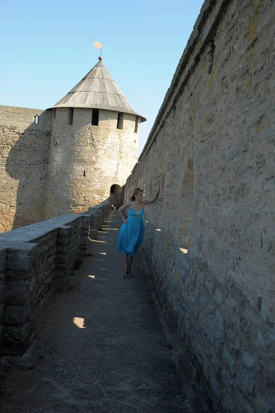 Turista Verano Vestido Azul Fondo Una Fortaleza Medieval —  Fotos de Stock