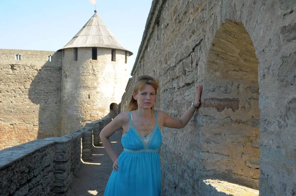 Toerist Zomer Een Blauwe Zonnejurk Achtergrond Van Een Middeleeuwse Vesting — Stockfoto