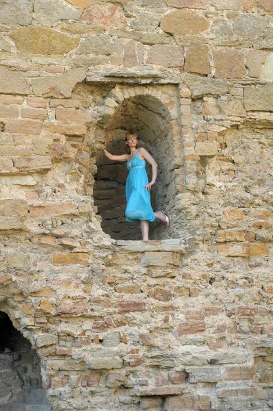 Turista Verano Vestido Azul Fondo Una Fortaleza Medieval —  Fotos de Stock