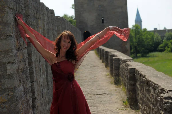 Mulher Vestido Vermelho Fundo Uma Fortaleza Medieval — Fotografia de Stock