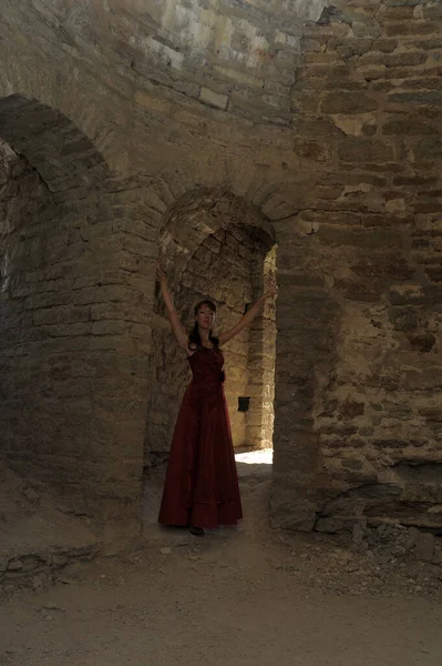 Mulher Vestido Vermelho Fundo Uma Fortaleza Medieval — Fotografia de Stock