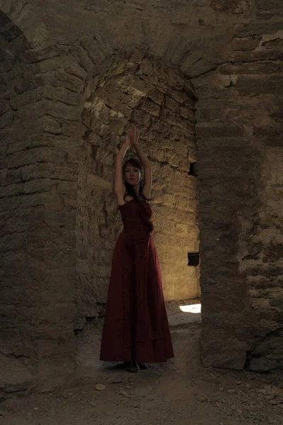 Mujer Vestido Rojo Sobre Fondo Una Fortaleza Medieval —  Fotos de Stock